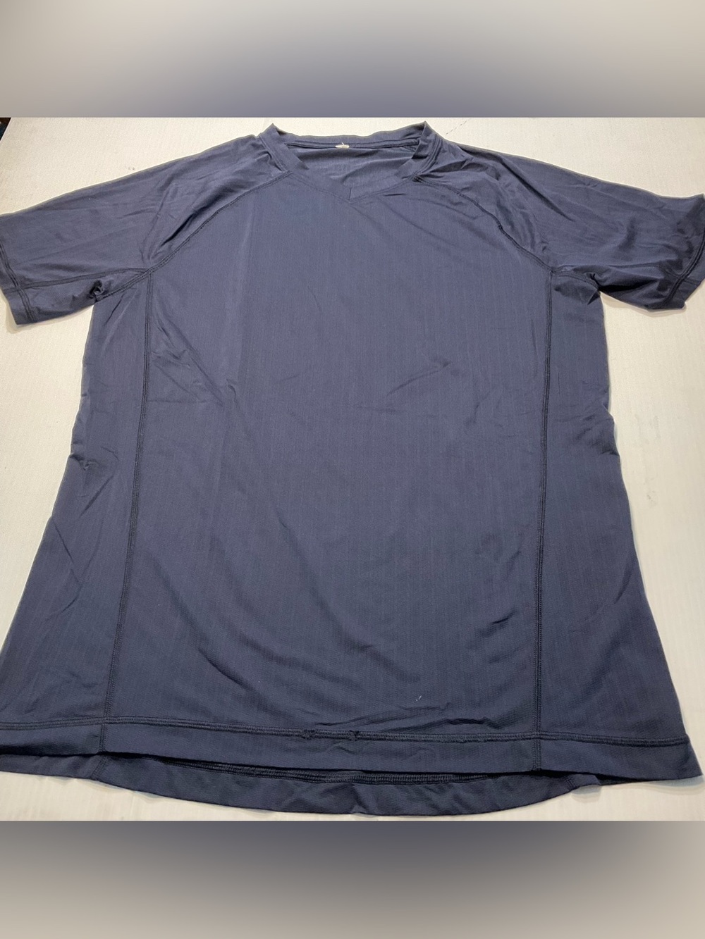 Lululemon Men’s Navy Blue Athletic Shirt V Neck Vertical Textured Pattern Sz L